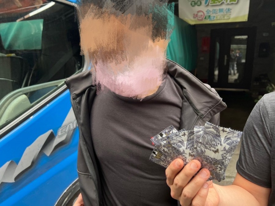外送員斜槓當小蜜蜂 警喬裝買家起獲上百毒咖啡包 208 cnews204240418a01