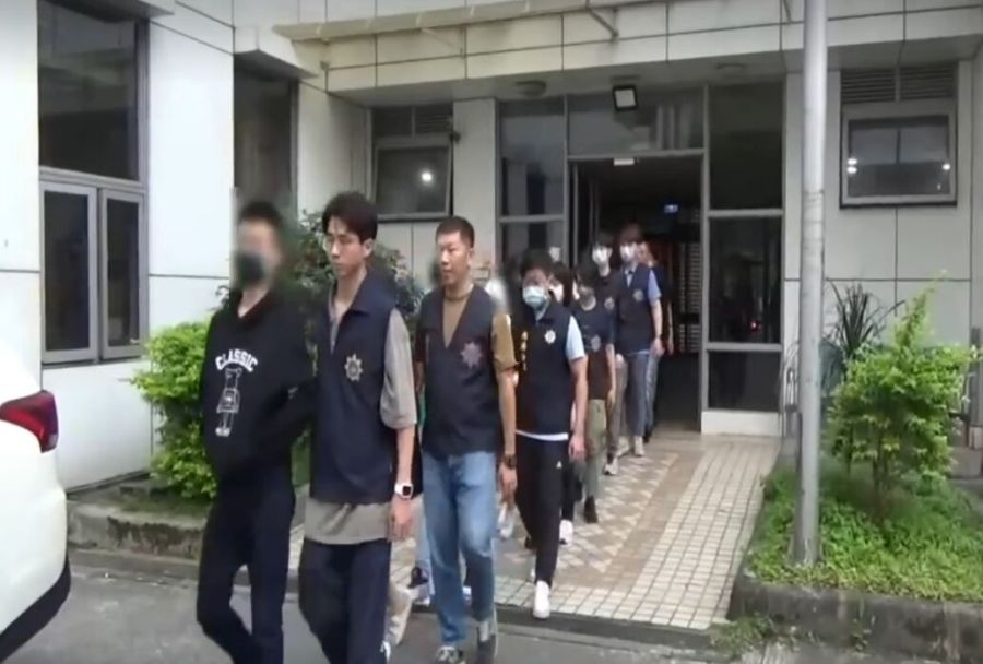 【有影】通緝犯藏毒嚇到跳窗逃 幹員埋伏揪住問「你要跑去哪」 222 【有影】通緝犯藏毒嚇到跳窗逃 幹員埋伏揪住問「你要跑去哪」 221