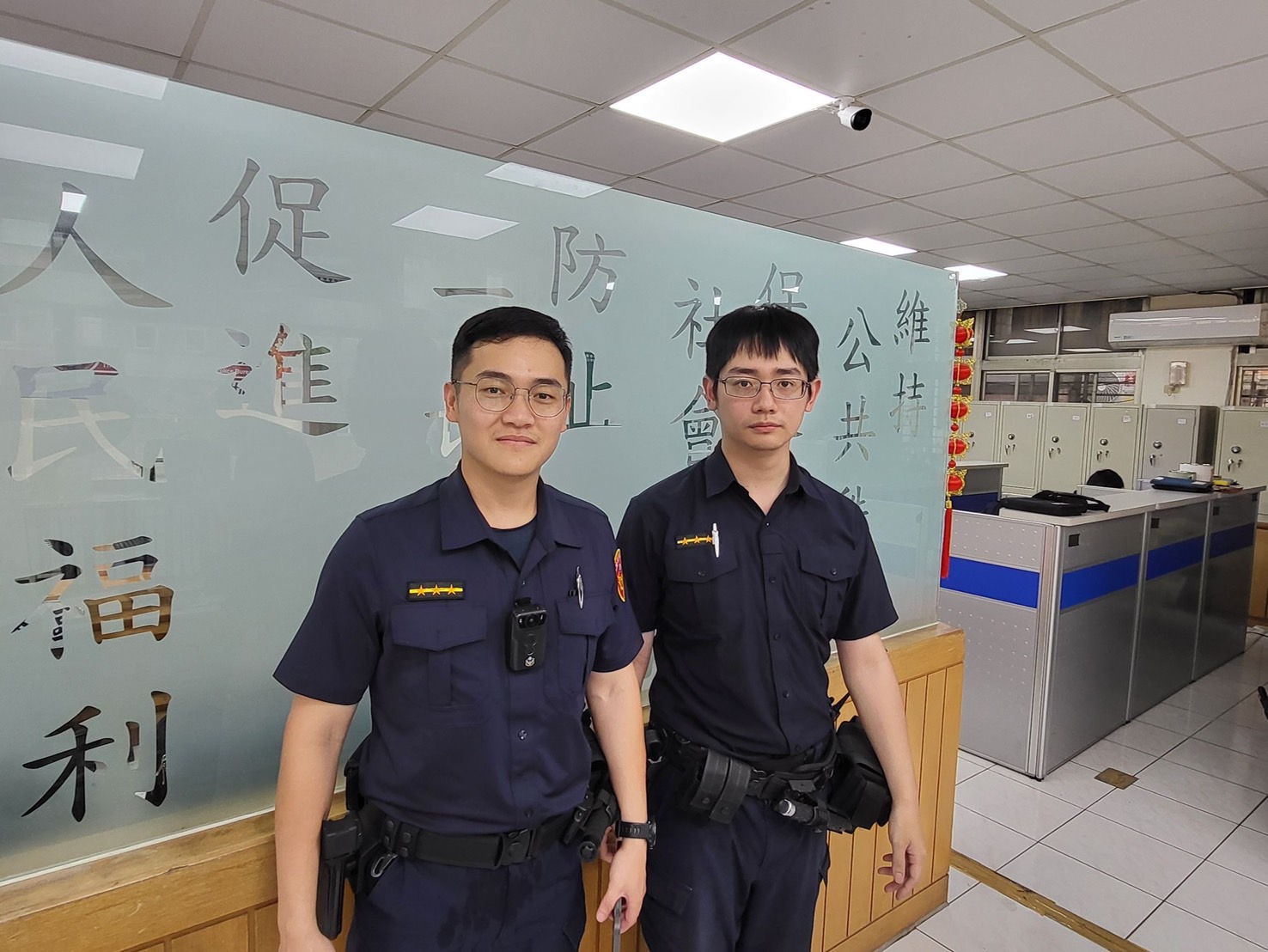 百福派出所警員欒孟勳(左)闕壯遠(右)。(記者薛秀蓮翻攝)