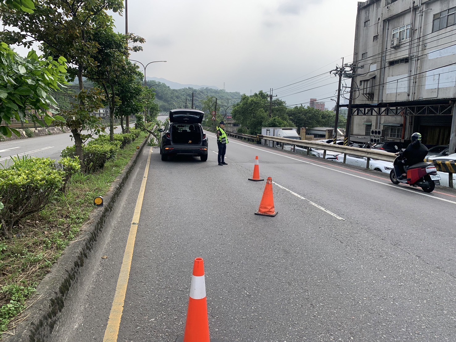 員警實施交管警示來車注意安全。(記者薛秀蓮翻攝)