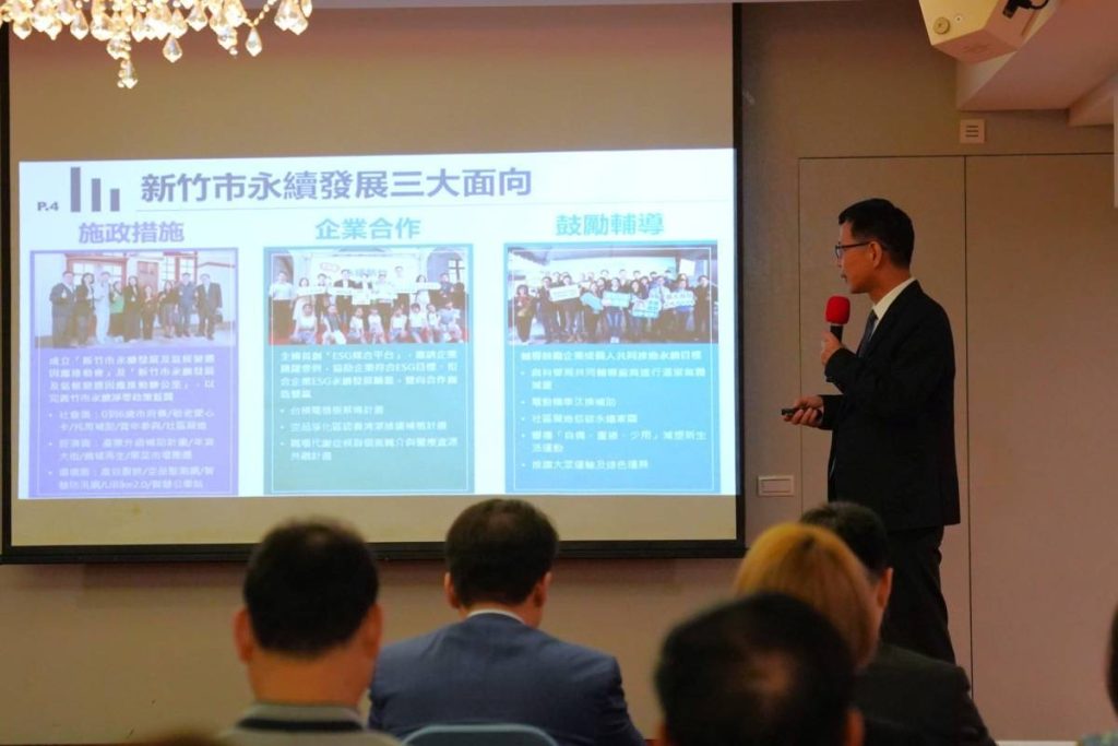環保局江盛任局長簡報本市ESG推展情形。(圖/記者林照東翻攝)