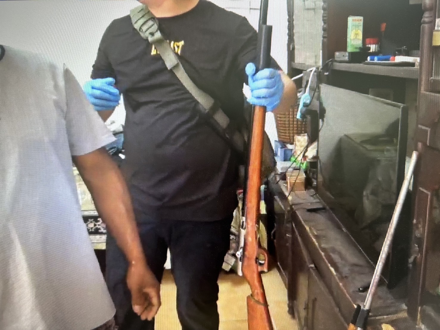 員警查獲改造槍枝。(記者薛秀蓮翻攝)