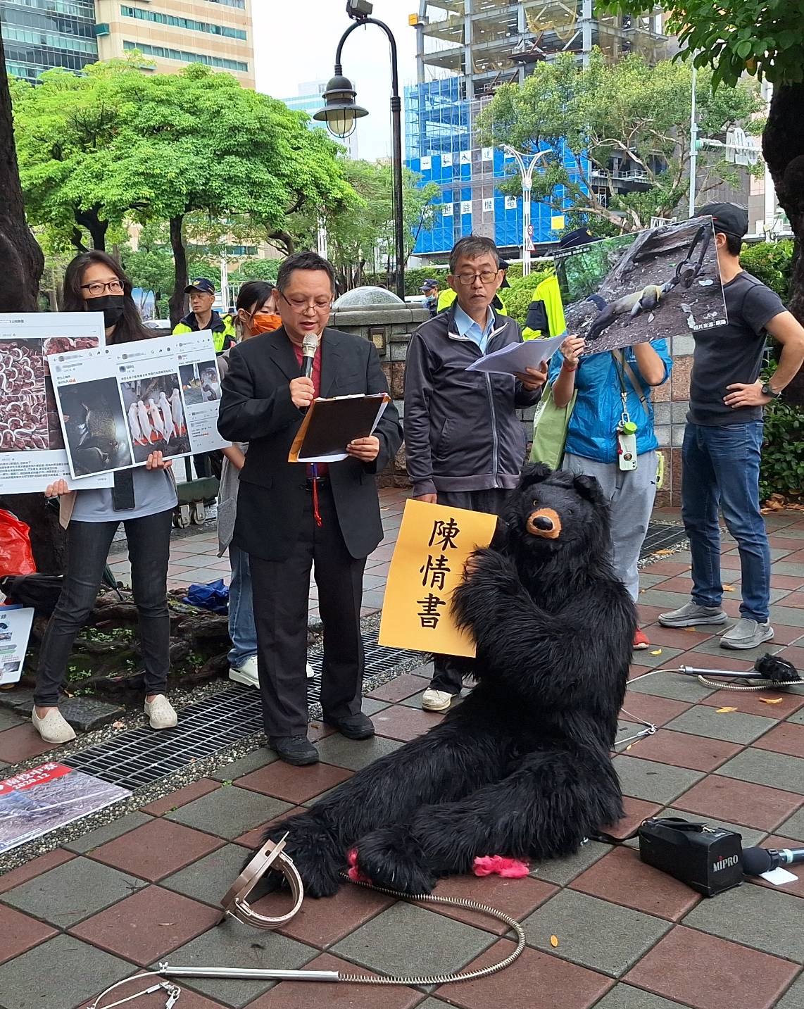 ▲動保團體至監察院陳情,要求彈劾林保署長林華慶,並以行動劇表達訴求。