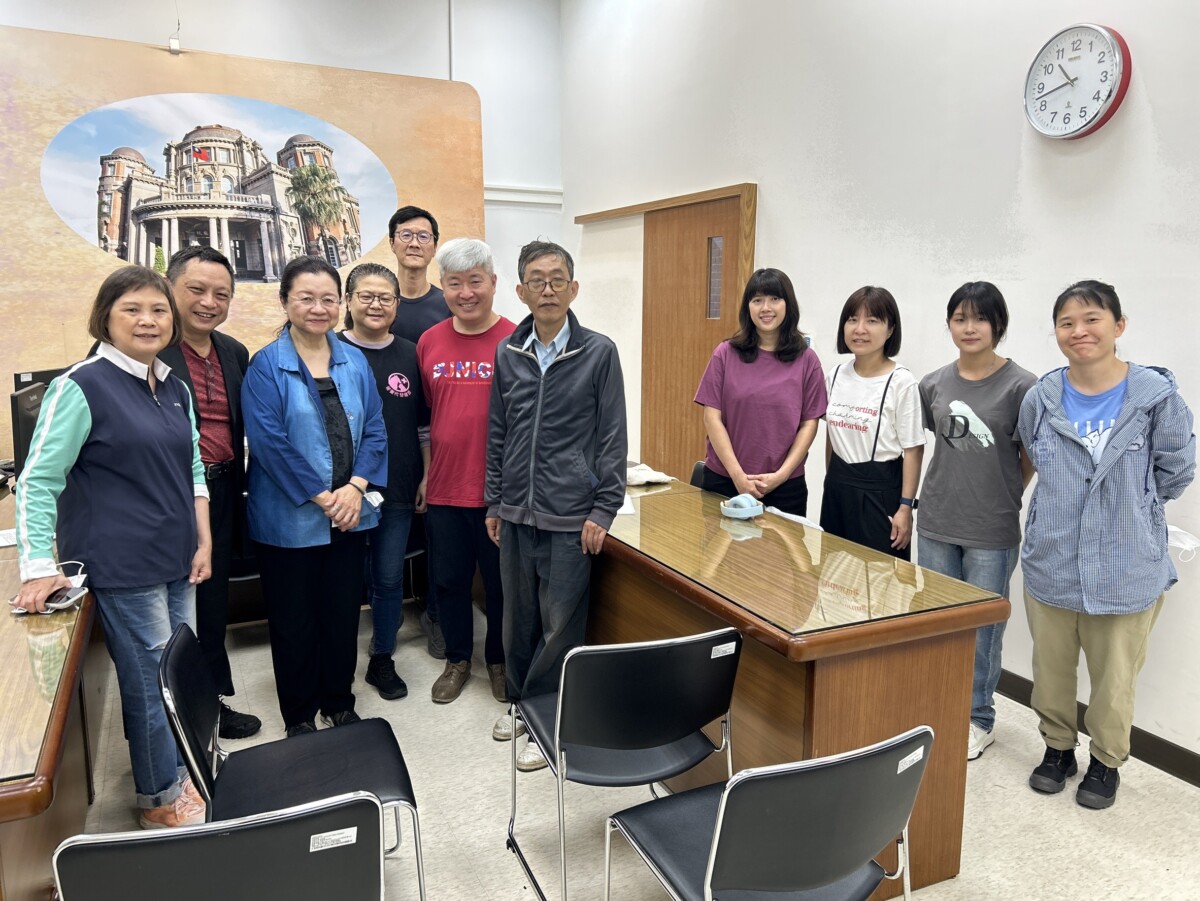 ▲動保團體前往監察院遞交陳情書,監察委員田秋堇到場了解訴求。