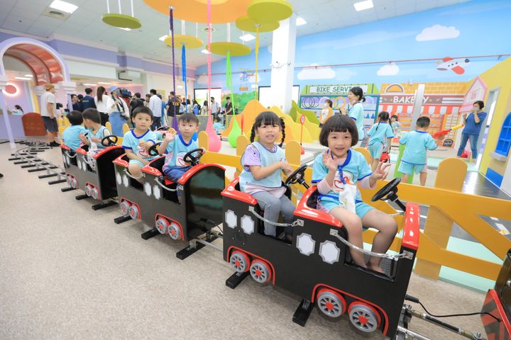 基隆市安樂室內兒童樂園,超人氣設施小火車正式啟用。 圖:基隆市政府/提供