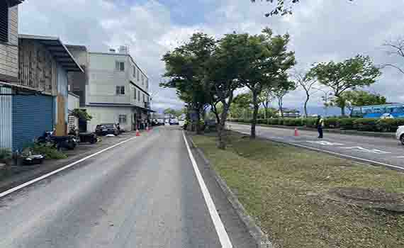 無妄之災!男子路旁修剪花木被撞飛跌落快車道復遭自小客撞擊