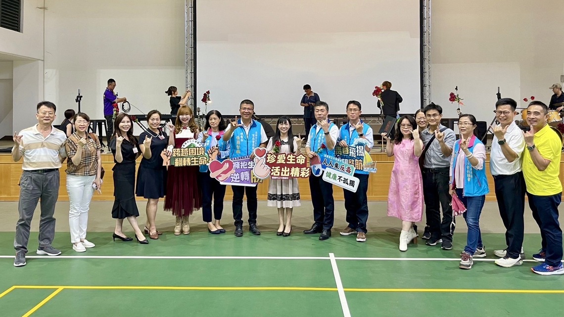 漾新聞|家長會長協會首場生命演唱會 玫瑰墓樂團唱感動開唱小港高中千名師生動容