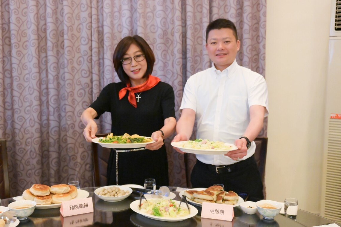 漾新聞|議長康裕成變身「廚娘」攜手副議長曾俊傑下廚 警消衛環局長直讚有口福！