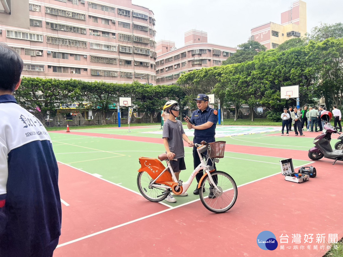 模擬酒駕眼鏡學生「暈呼呼 」，中壢警受邀內壢高中交通宣導。