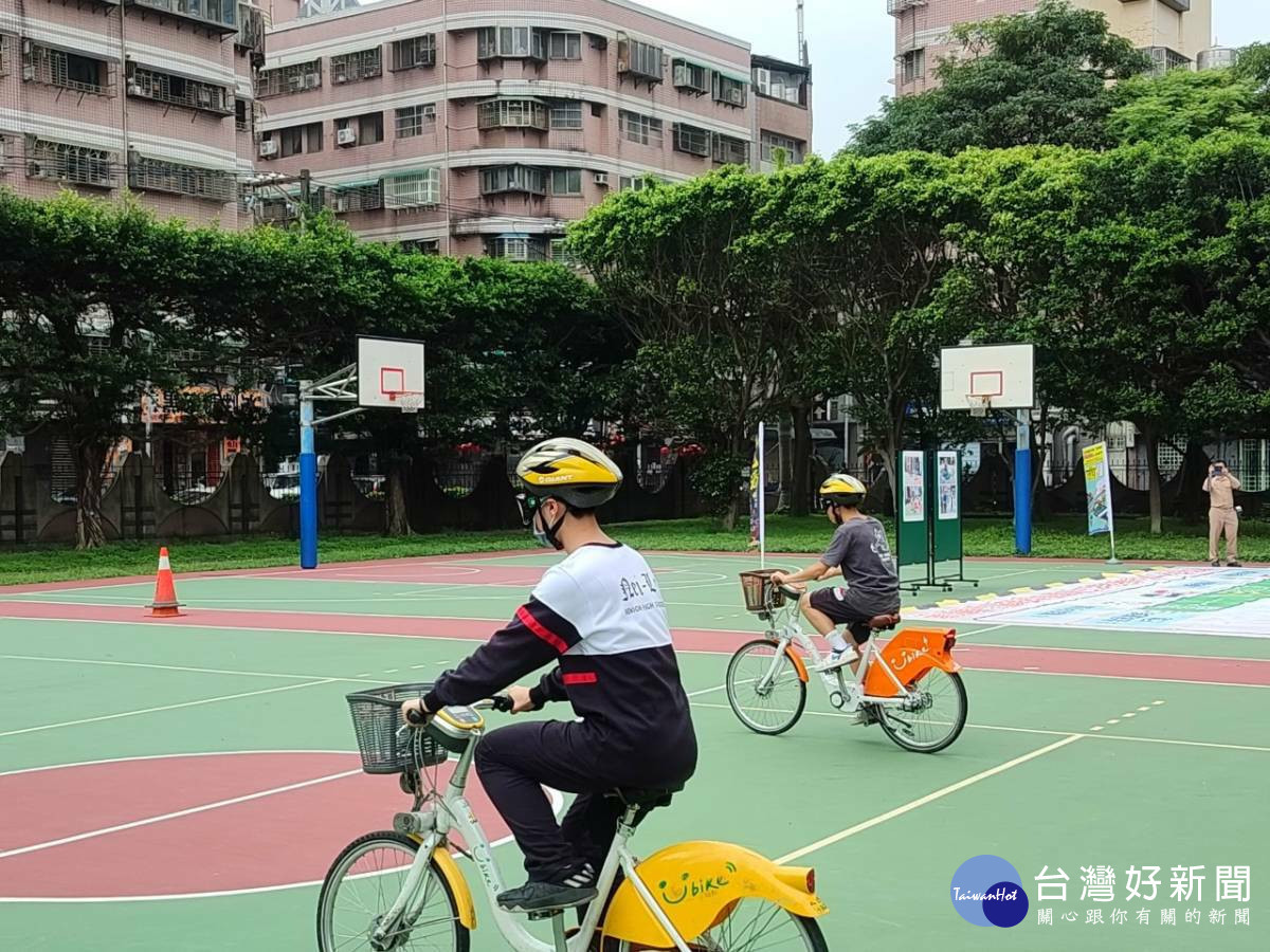 模擬酒駕眼鏡學生「暈呼呼 」,中壢警受邀內壢高中交通宣導。
