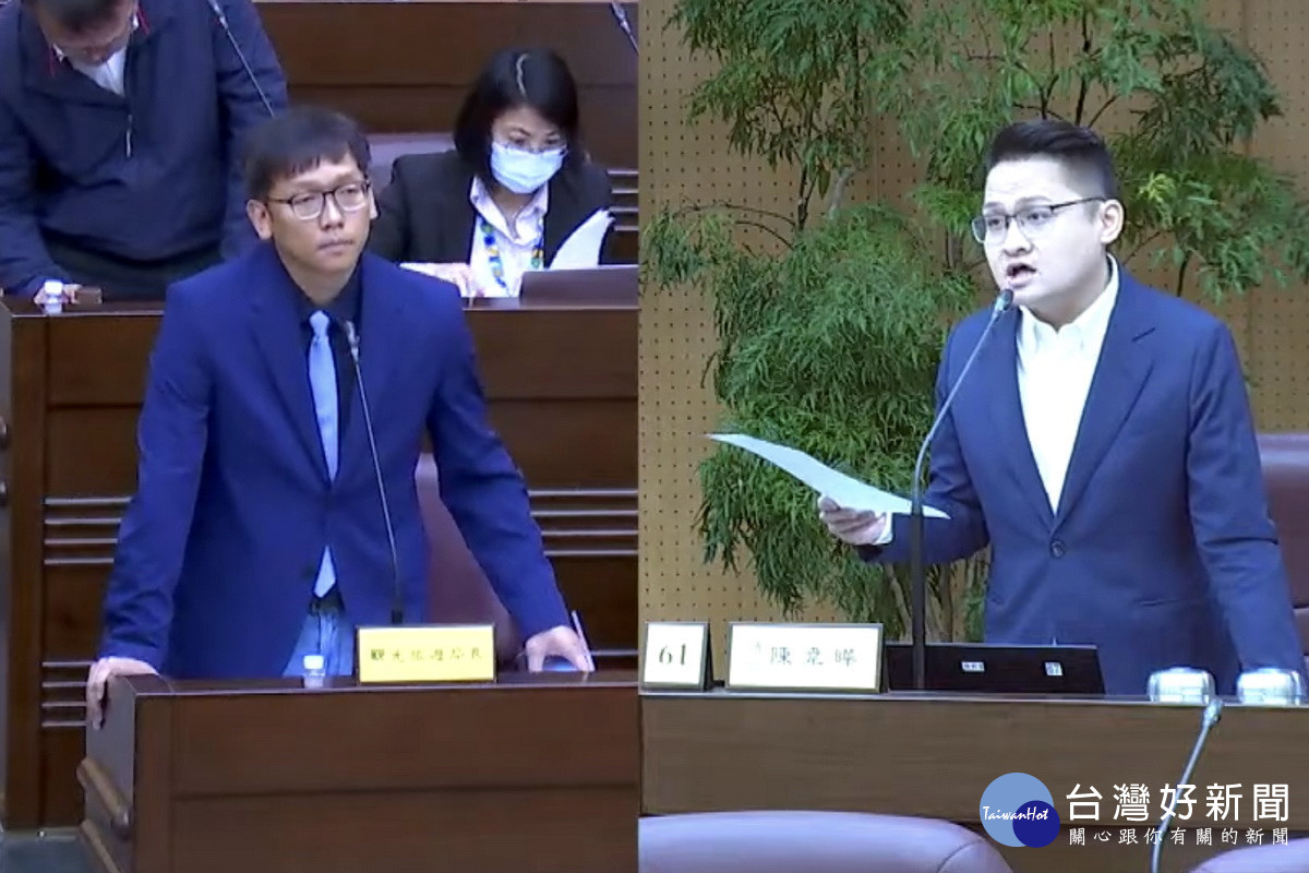 針對燈會舉辦事宜,桃園市議員陳韋曄質詢觀旅局長周柏吟。