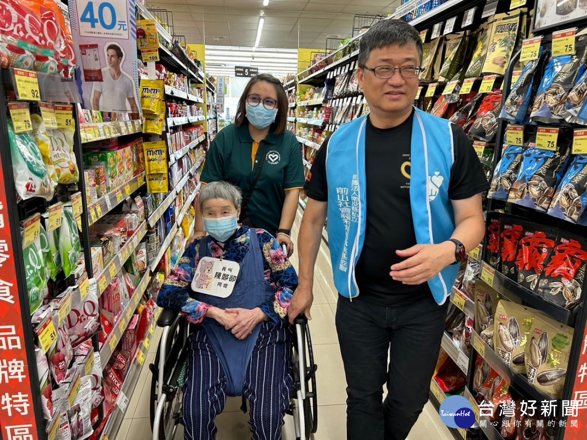 前山基金會執行長陳信仁陪同逛超市,他說,看到長輩們開心又滿足的笑容,自己也覺得幸福感滿滿。