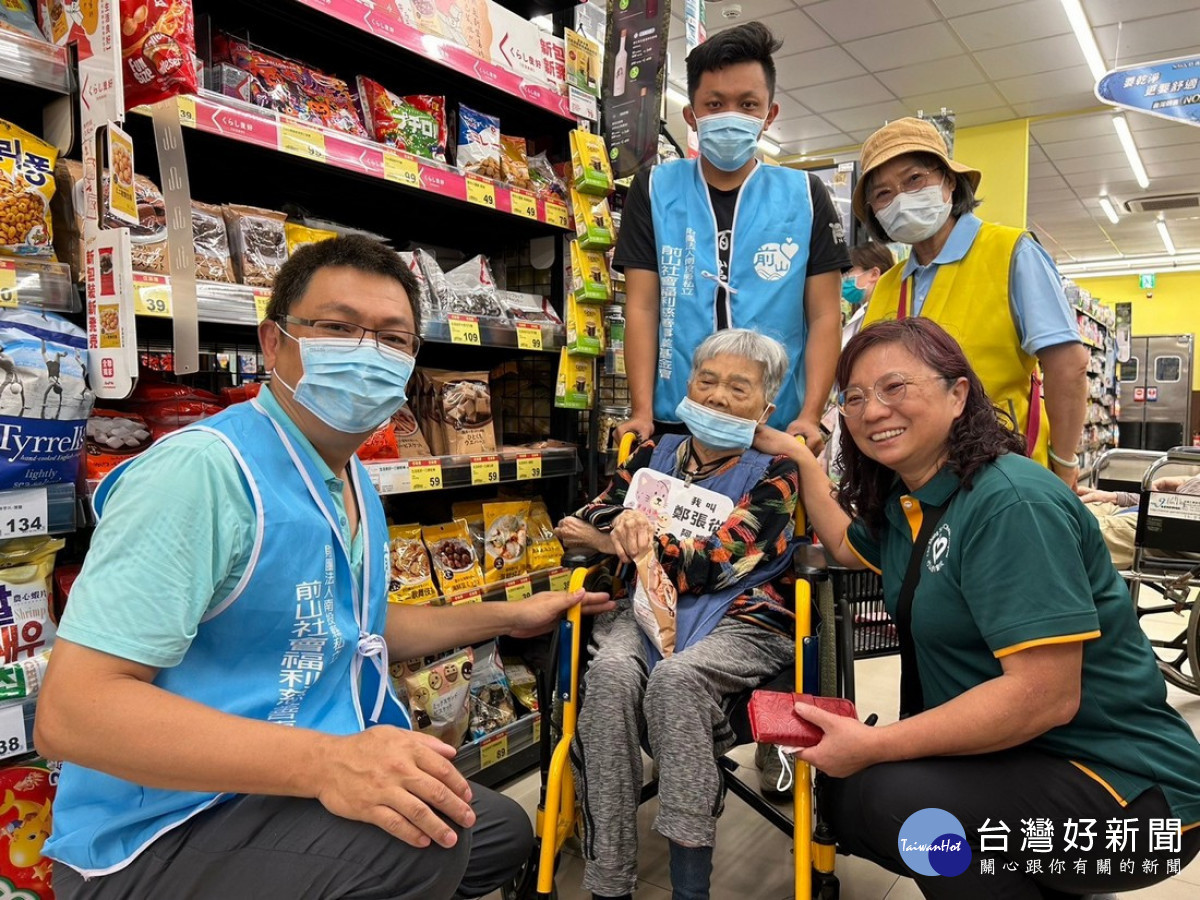 竹秀護理之家安排身體狀況較佳的長輩前往超市採買,同時也讓長輩能更有參與感。