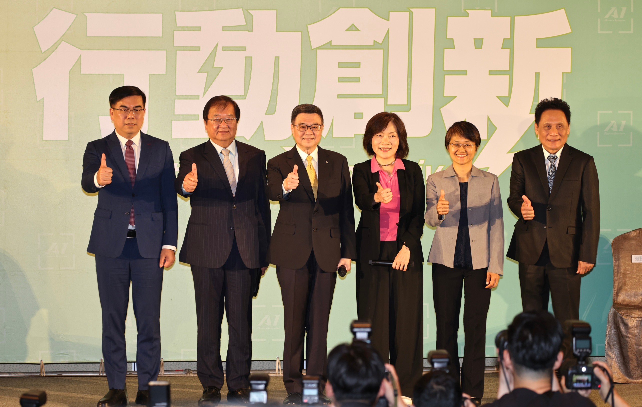 準閣揆卓榮泰(左3)19日公布第4波內閣人事,環境部長彭啟明(左1)、衛福部長邱泰源(左2)、勞動部長何佩珊(右3)、客委會主委古秀妃(右2)、原民會主委曾智勇(右1)。林啟弘攝