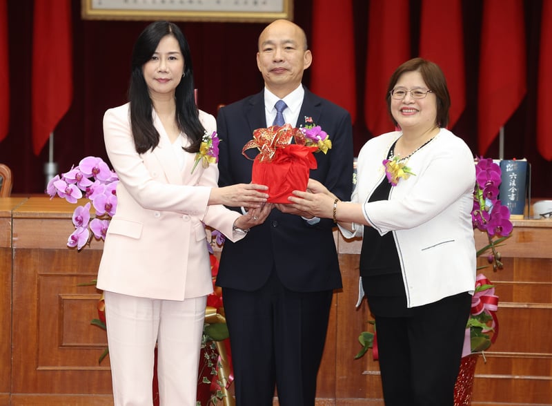 立法院厚生會19日舉行第32屆會長交接典禮,由立法院長韓國瑜(中)監交,卸任會長吳玉琴(右)將印信交給新任會長委萬美玲(左)。中央社