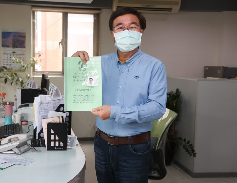 民進黨台北市黨部主委張茂楠16日登記參選拚連任,由於同額競選,確定將出線。中央社