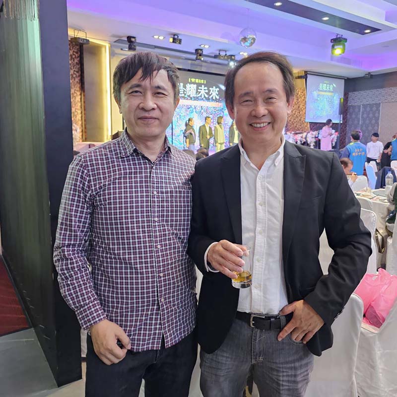 音樂家蘇舜弘(左)與嘉中校友會理事長王崇旭 (右)攜手創作歌曲「百嘉年華」,做為母校百歲生日禮物。圖/王崇旭提供