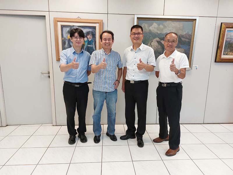 嘉中校長陳元泰(右二)、嘉中秘書葉國宗(右一)與嘉中校友會理事長王崇旭(左二)、沈正哲醫師(左一)。圖/王崇旭提供