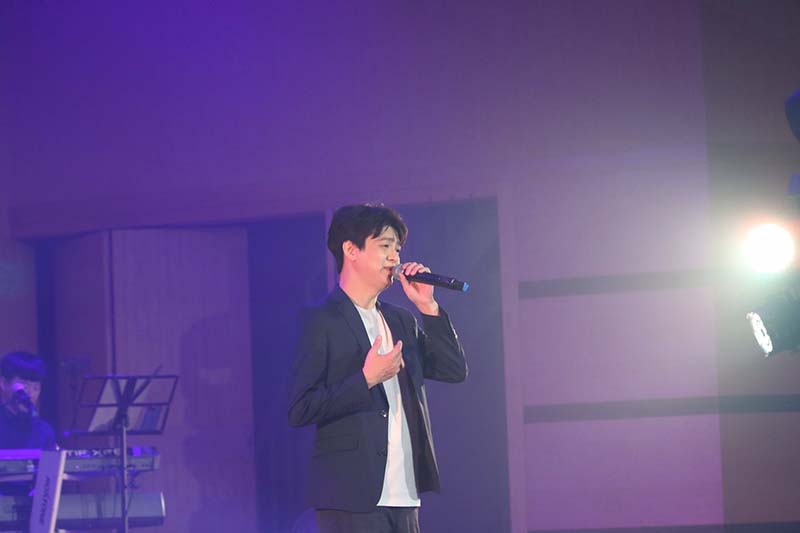 「百嘉年華」歌曲由嘉中校友台中榮總沈正哲醫師演唱。圖/王崇旭提供