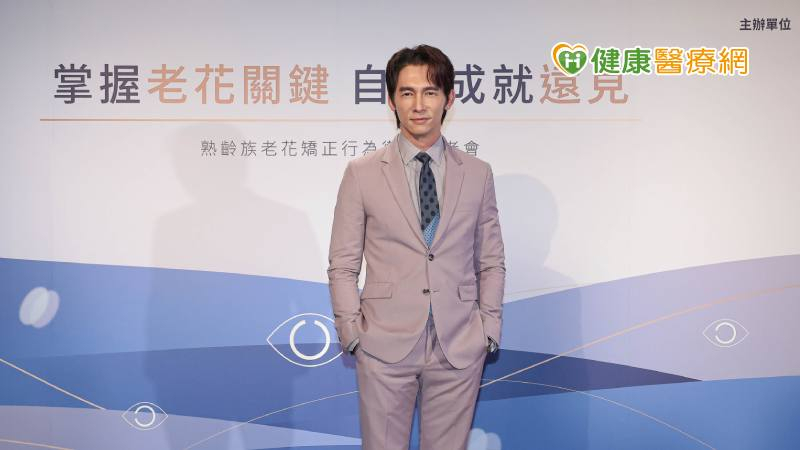 視線霧茫茫「手機越拿越遠」 46歲温昇豪驚覺老花纏身