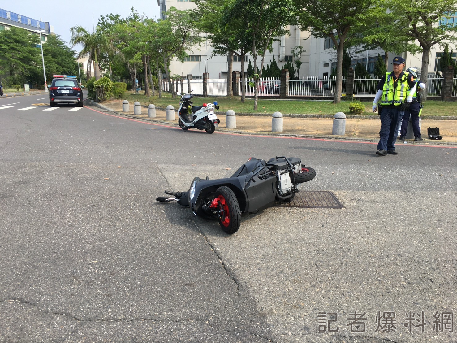 ▲女騎士發現車隊後緊張煞車太急自摔。(圖/翻攝畫面)