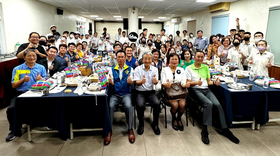 汗水涔涔淚光閃閃祝福滿滿 君毅進修部師生自辦畢業感恩餐會溫馨動人!