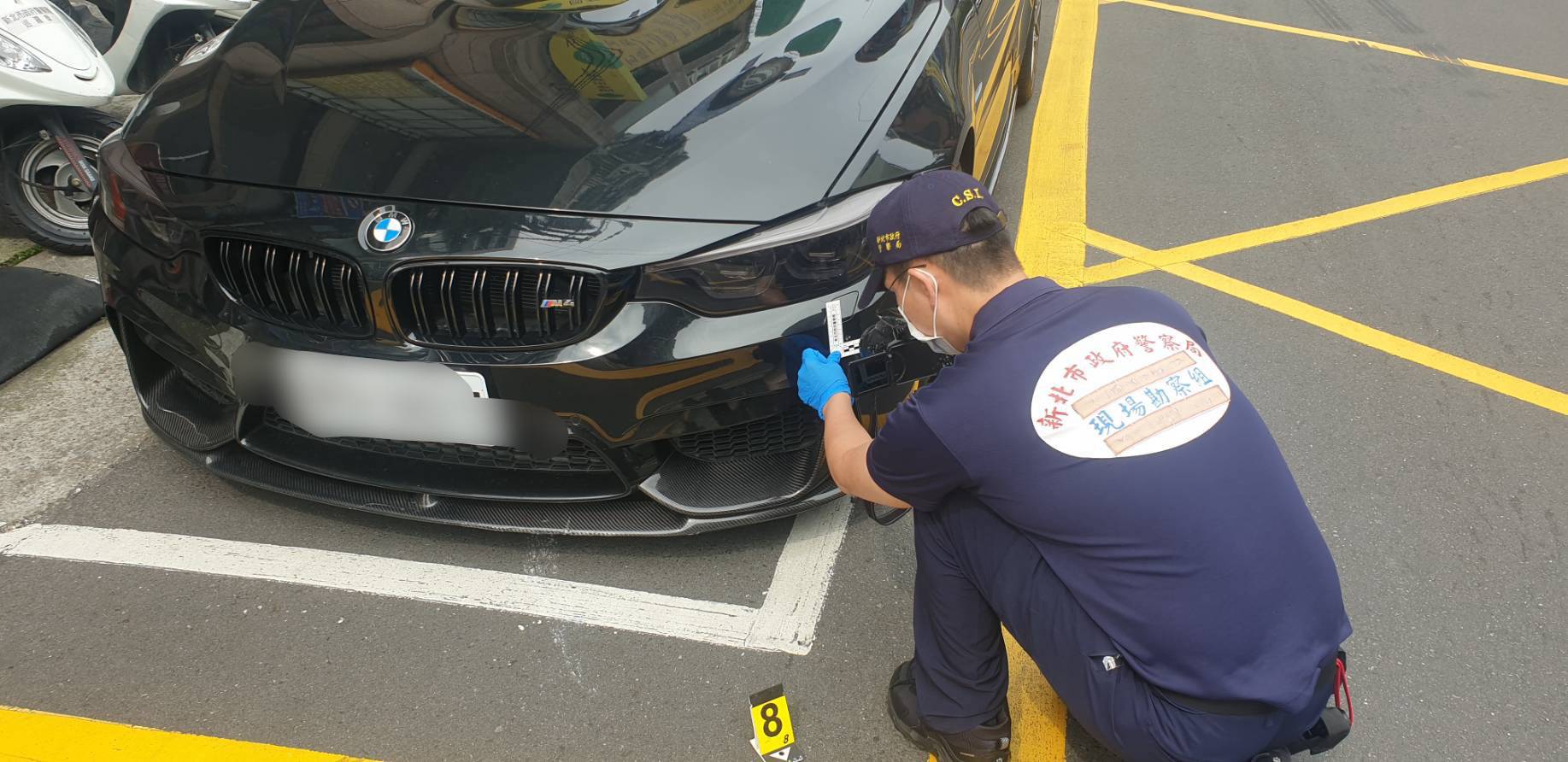 ▲中和警方鑑識人員採集車上彈孔(圖/創新聞記者陳光蘊翻攝)