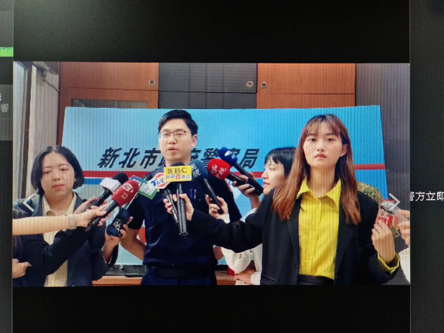 ▲中和所所長陳則佑受訪說明:本分局中和所警員林育新、魏楷哲二員執行6時-8時巡邏勤務時，於本轄中和路、泰和街口攔查可疑自小客1輛，詎料該車竟拒檢逃逸，同仁一路尾隨至永和區中正路、宜安路口時，駕駛竟倒車衝撞員警，員警遂當場朝車輪開4槍後，把車輛攔停並將駕駛人壓制，另在車上起出毒品殘渣袋及k菸等毒品，全案目前已經將駕駛人鄭嫌及乘客黃女帶返所偵詢，後續將依毒品危害防制條例及公共危險罪嫌移請新北地檢署偵辦。(圖/創新聞記者陳光蘊翻攝)