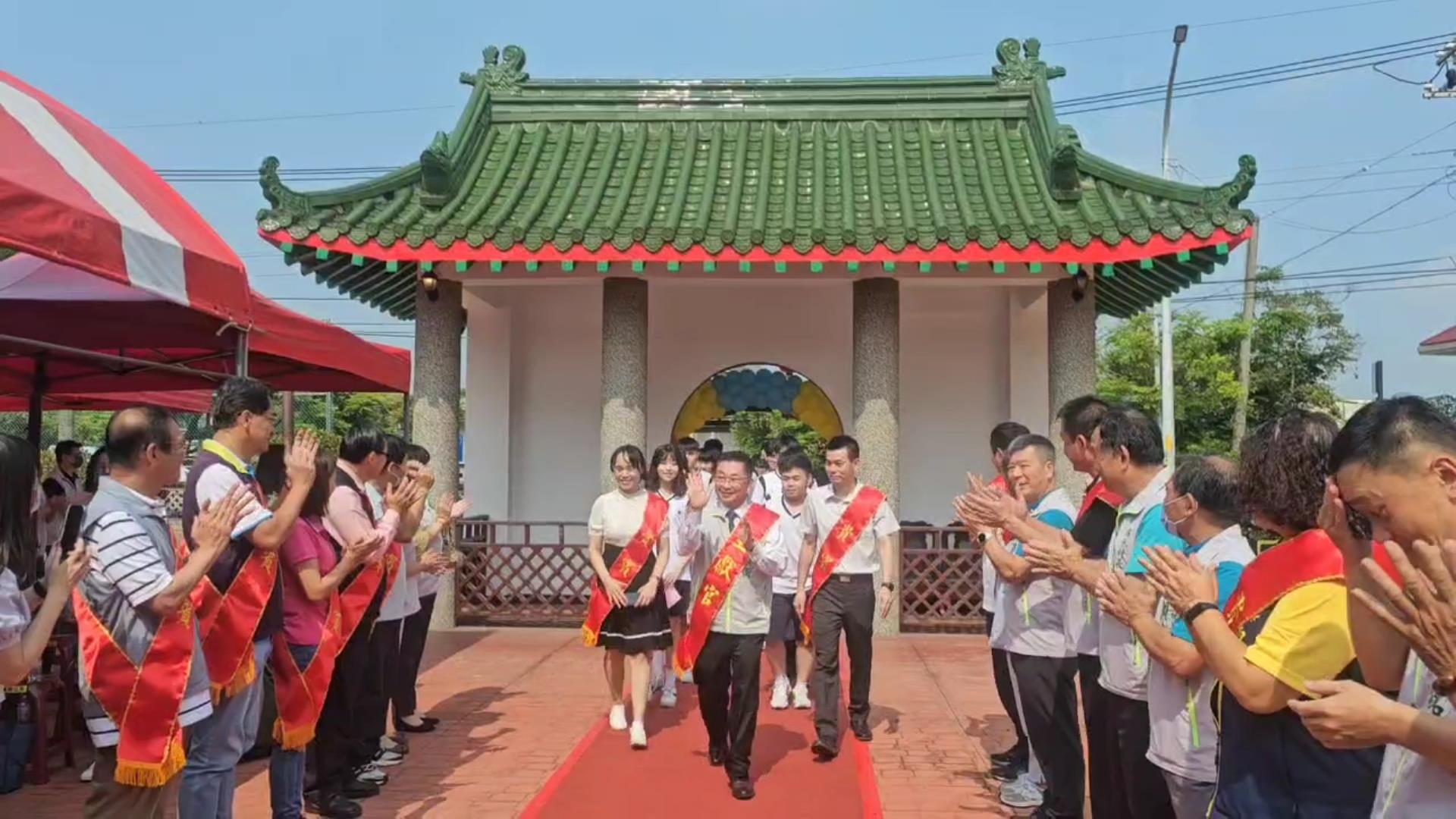 ▲永靖鄉公所在鄭成功紀念館舉辦考生祈福活動,由永靖鄉長魏碩衛為學子點燈祈福,鄉長魏碩衛引領考生們一起走進聰明門,希望聰明加分。(記者張溎壕攝)