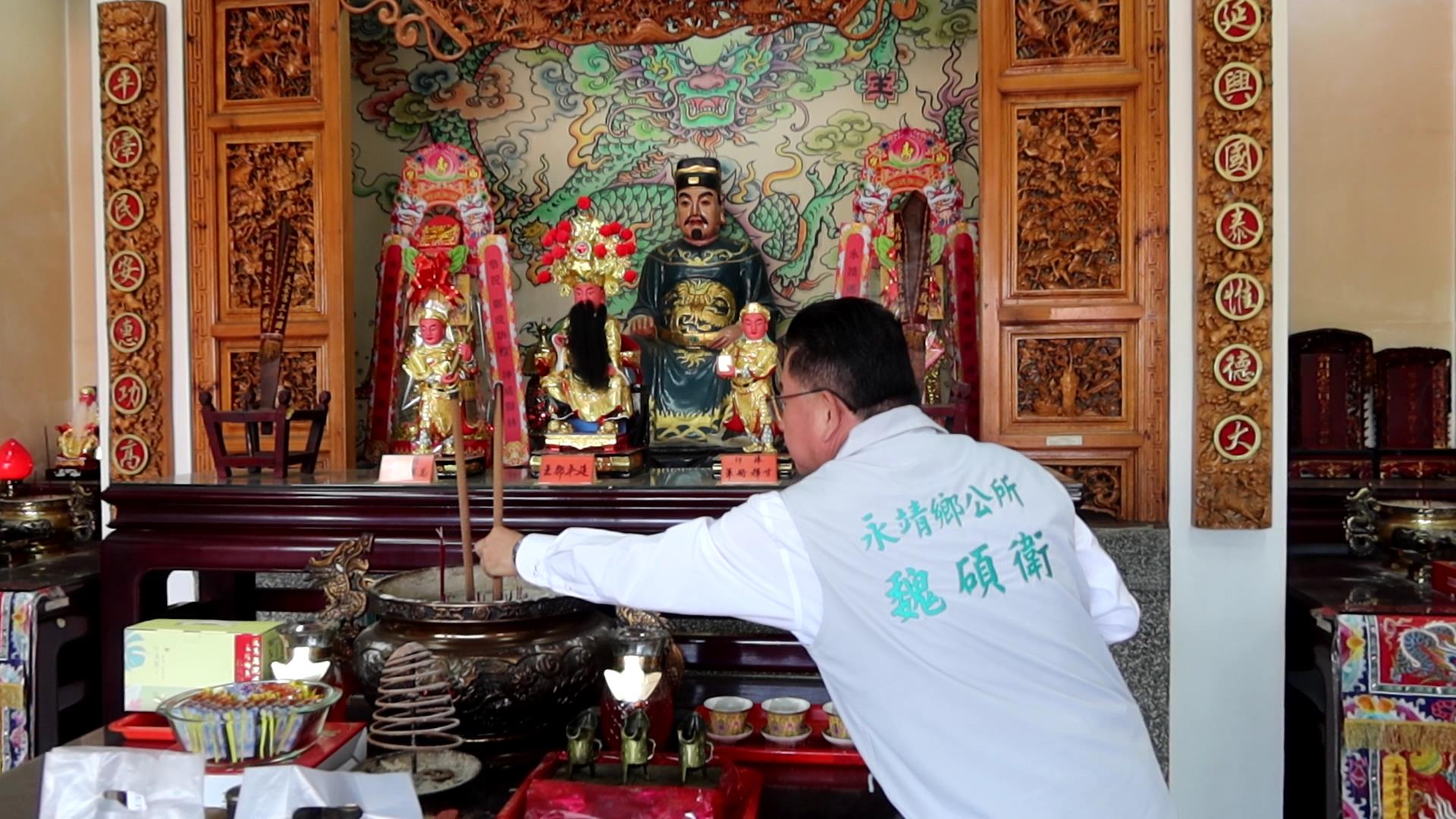 ▲永靖鄉公所在鄭成功紀念館舉辦考生祈福活動，由永靖鄉長魏碩衛為學子點燈祈福，鄉長魏碩衛引領考生們一起走進聰明門，希望聰明加分。（記者張溎壕攝）
