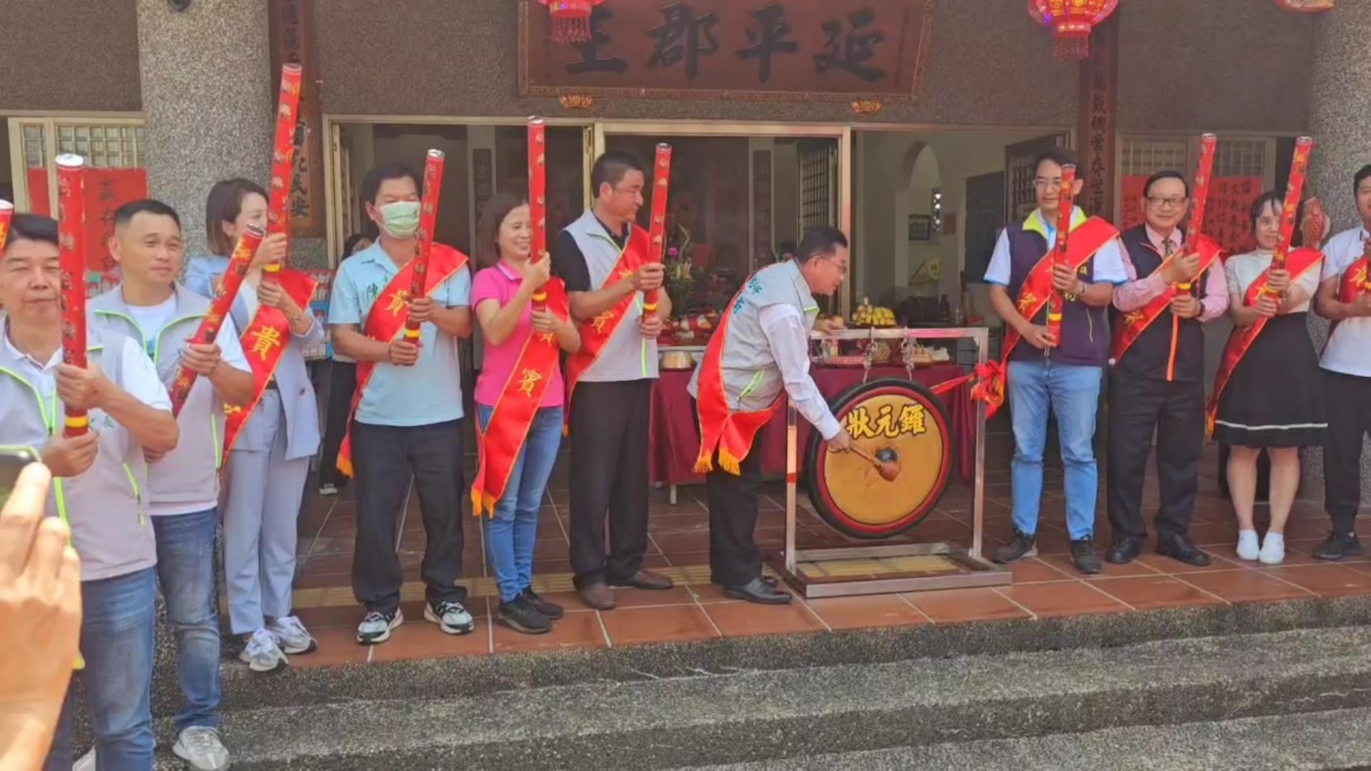 ▲永靖鄉公所在鄭成功紀念館舉辦考生祈福活動，由永靖鄉長魏碩衛為學子點燈祈福，鄉長魏碩衛引領考生們一起走進聰明門，希望聰明加分。（記者張溎壕攝）