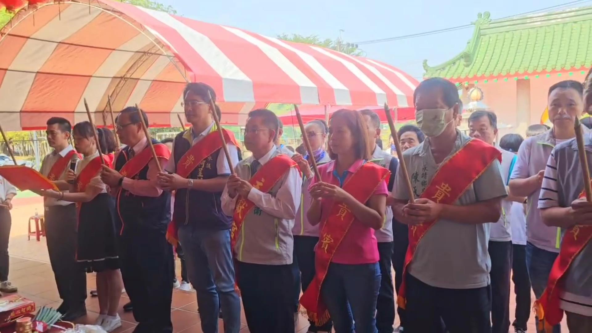 ▲永靖鄉公所在鄭成功紀念館舉辦考生祈福活動，由永靖鄉長魏碩衛為學子點燈祈福，鄉長魏碩衛引領考生們一起走進聰明門，希望聰明加分。（記者張溎壕攝）