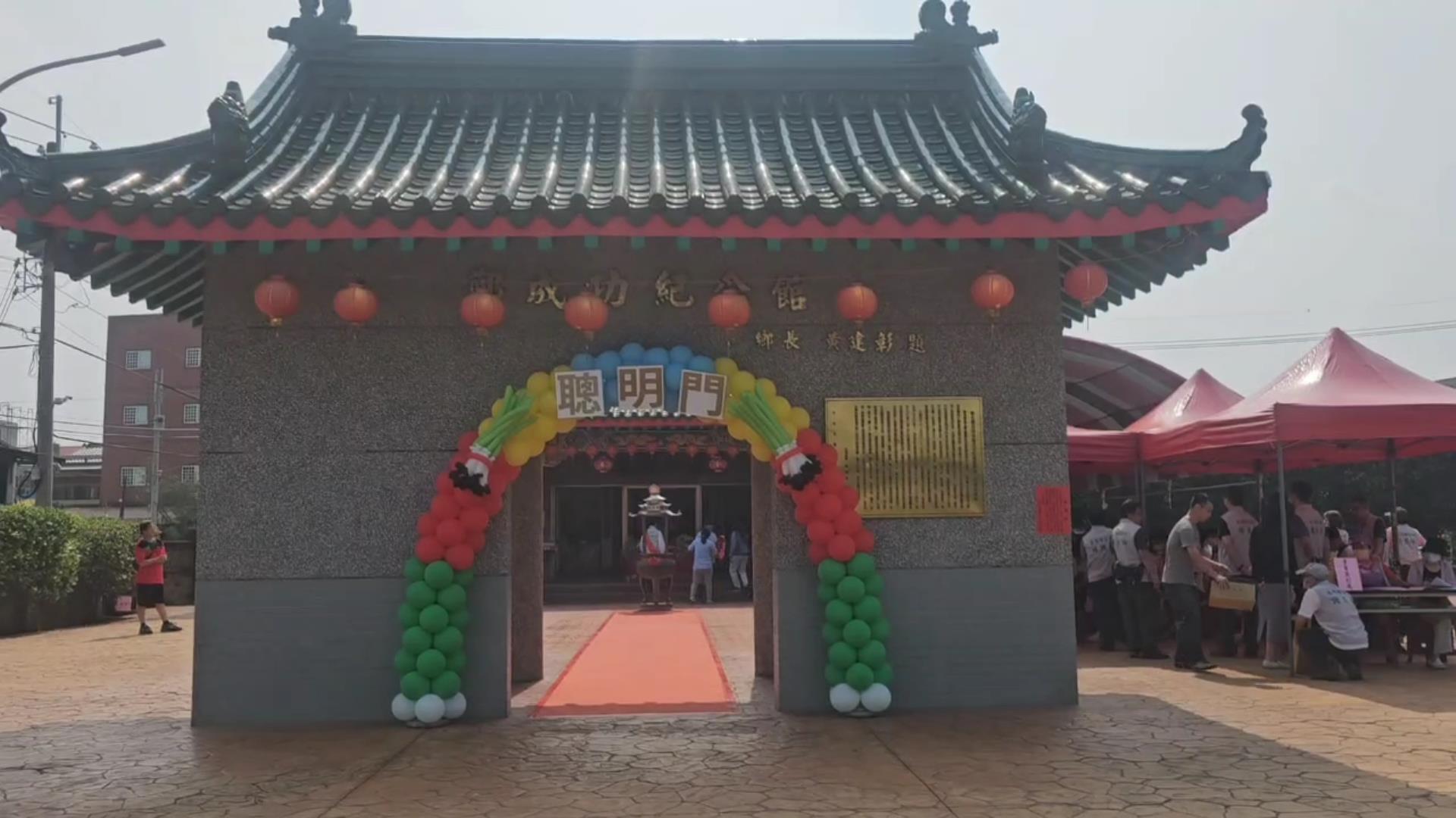 ▲永靖鄉公所在鄭成功紀念館舉辦考生祈福活動，由永靖鄉長魏碩衛為學子點燈祈福，鄉長魏碩衛引領考生們一起走進聰明門，希望聰明加分。（記者張溎壕攝）