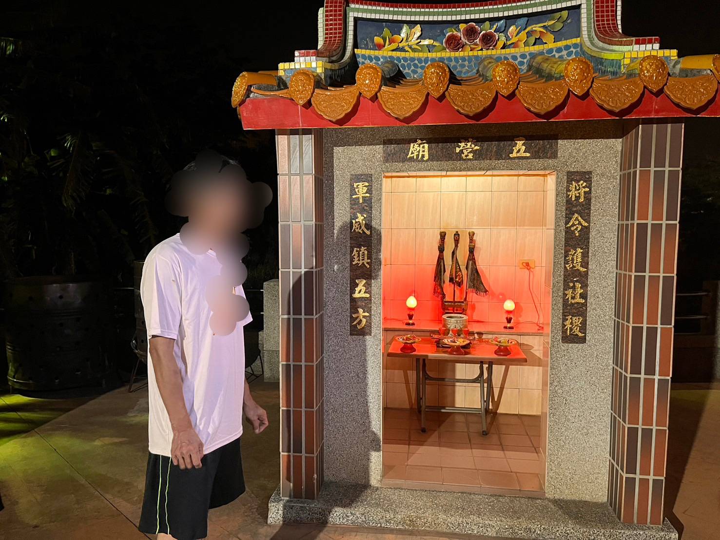 ▲埔鹽鄉有3座宮廟供奉神明的香爐和燈座遭竊，警方發現無業的施姓男子涉嫌重大，埋伏逮人。（記者張溎壕翻攝）