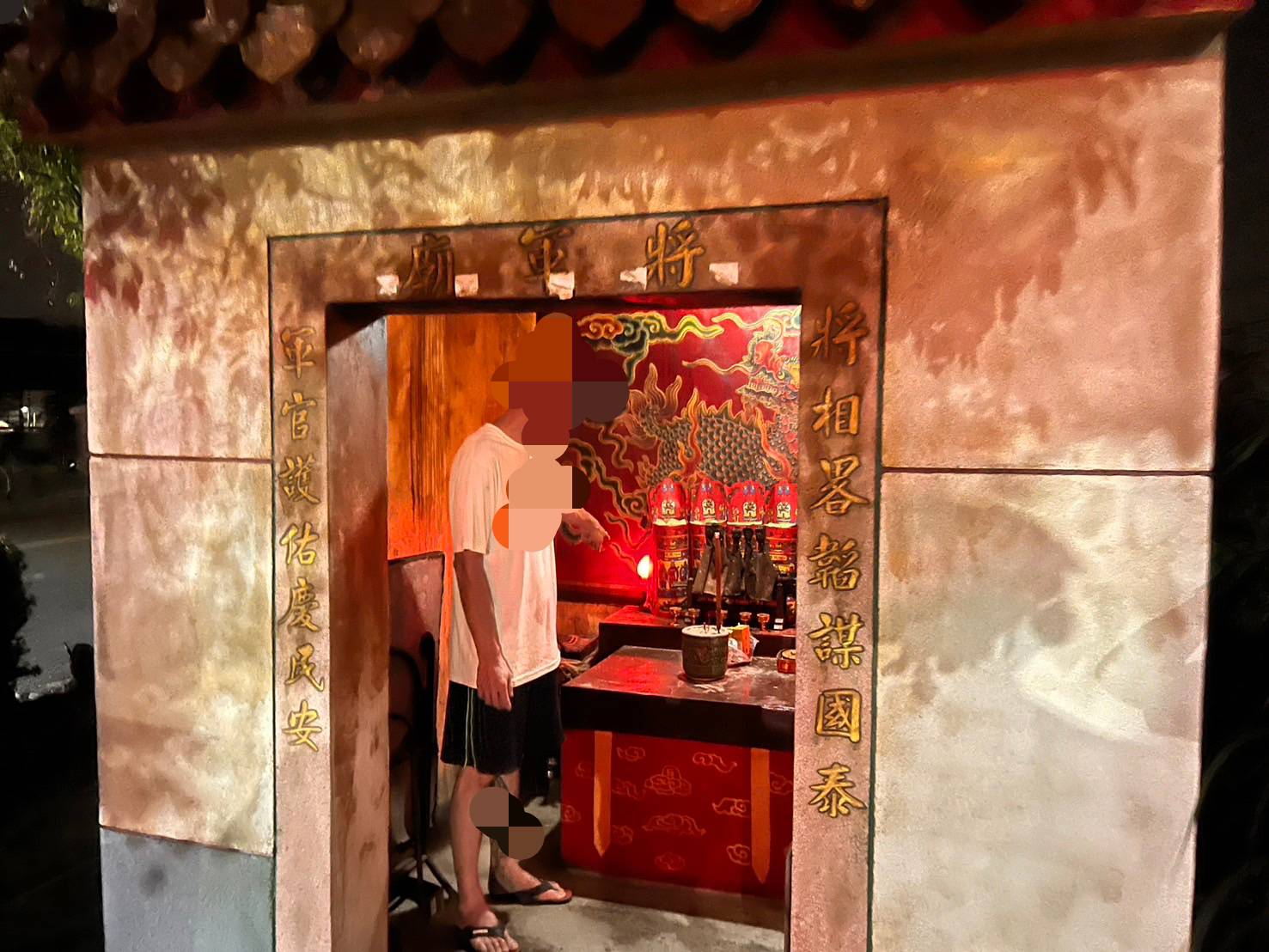 ▲埔鹽鄉有3座宮廟供奉神明的香爐和燈座遭竊，警方發現無業的施姓男子涉嫌重大，埋伏逮人。（記者張溎壕翻攝）