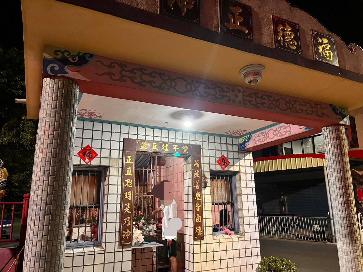 ▲埔鹽鄉有3座宮廟供奉神明的香爐和燈座遭竊，警方發現無業的施姓男子涉嫌重大，埋伏逮人。（記者張溎壕翻攝）