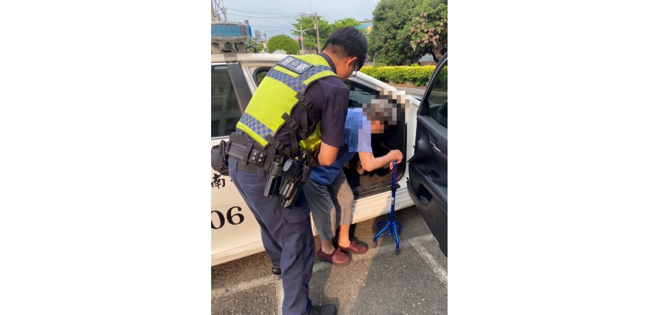 老婦徘徊廟前忘家在哪 四維警助其返家