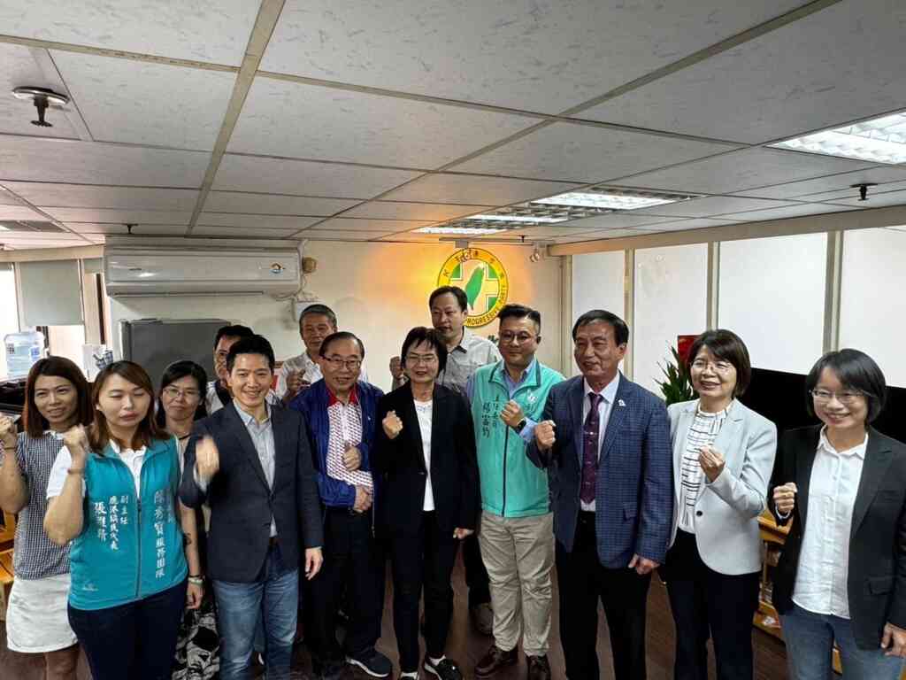 ▲楊富鈞登記參選連任民進黨彰化縣黨部主委,立法委員黃秀芳、陳素月、前立委參選人吳音寧、中常委何志偉、中執委林益邦、2024總統競選總部主任委員陳永昌國策顧問等都到場力挺。(記者林明佑翻攝)