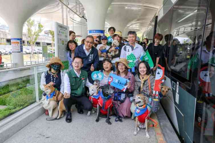 ▲ 為了讓本次活動能夠順利圓滿完成，參加活動的飼主們均需事先完成訓練課程、通過考試、取得認證，自主引導狗狗實踐外出禮儀，並隨時注意環境整潔。（高雄市政府提供）