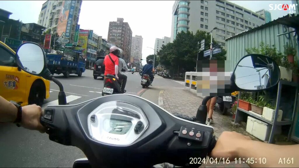 值班員警趕緊調閱附近監視器，並請巡邏警力分頭於附近尋找，最終在新北市土城區四川路及板橋區高爾夫路口發現劉童
