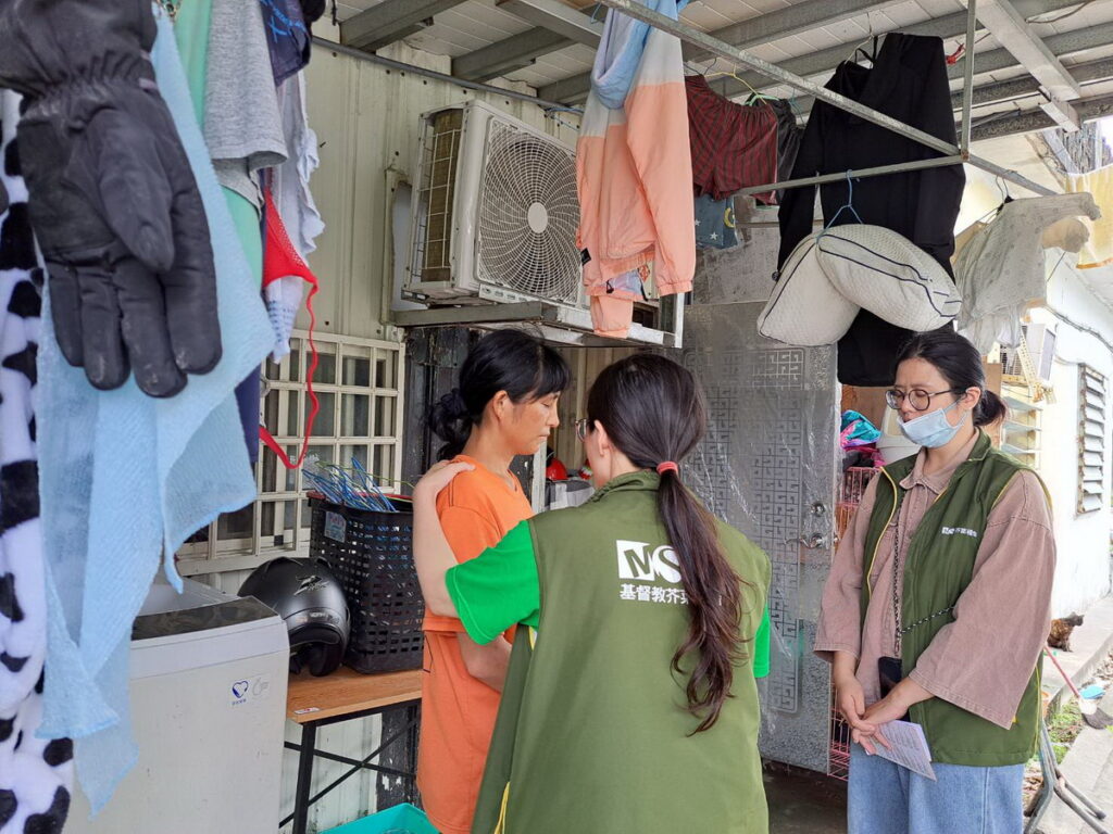 住在太魯閣山腳下的葉女士(左一),單親拉拔五個孩子長大,強震影響了她在飯店服務了11年的工作。