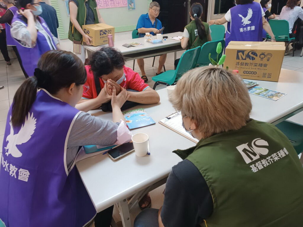 新北市土城區有住宅在強震後成了危樓,芥菜種會與基督教台灣貴格會清水教會合作成立關懷小站,由社工進駐關懷,並為災民祝福禱告。