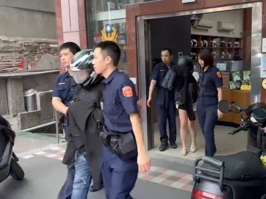 拒檢衝撞員警開4槍 31歲男拒酒測涉藏毒品K菸與K盤 233 cnews204240419a05