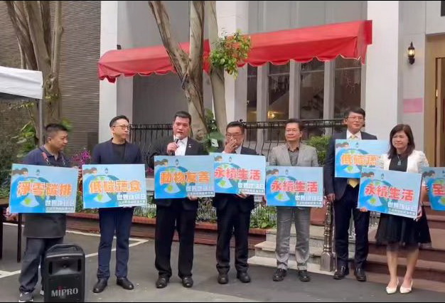 黃仁表示,唯有每個人從自身開始做起,才有可能改變氣候變遷等大自然的反撲。(記者包克明 攝)