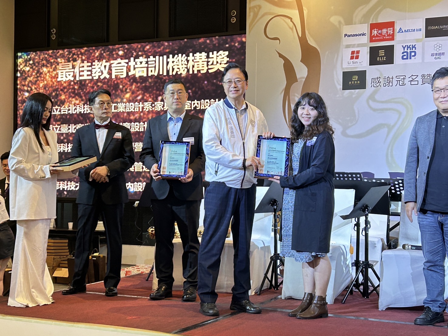 國立臺北商業大學創意設計與經營研究所榮獲首屆「2023台灣國際空間設計鈦美獎最佳教育機構獎,由團隊學校老師陳佳欣代表領獎。(記者張欽翻攝北商大提供照片)