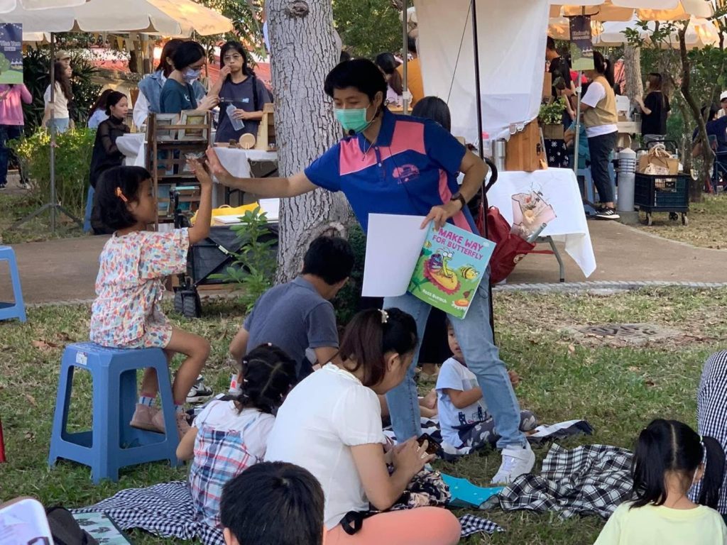 新竹市免廢市集野餐party在湳雅公園,邀請親子繪本享知識,一起手作DIY。(圖/記者黃溎芬翻攝)