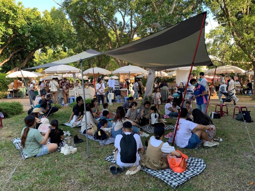 新竹市免廢市集野餐party在湳雅公園,邀請親子繪本享知識,一起手作DIY。(圖/記者黃溎芬翻攝)