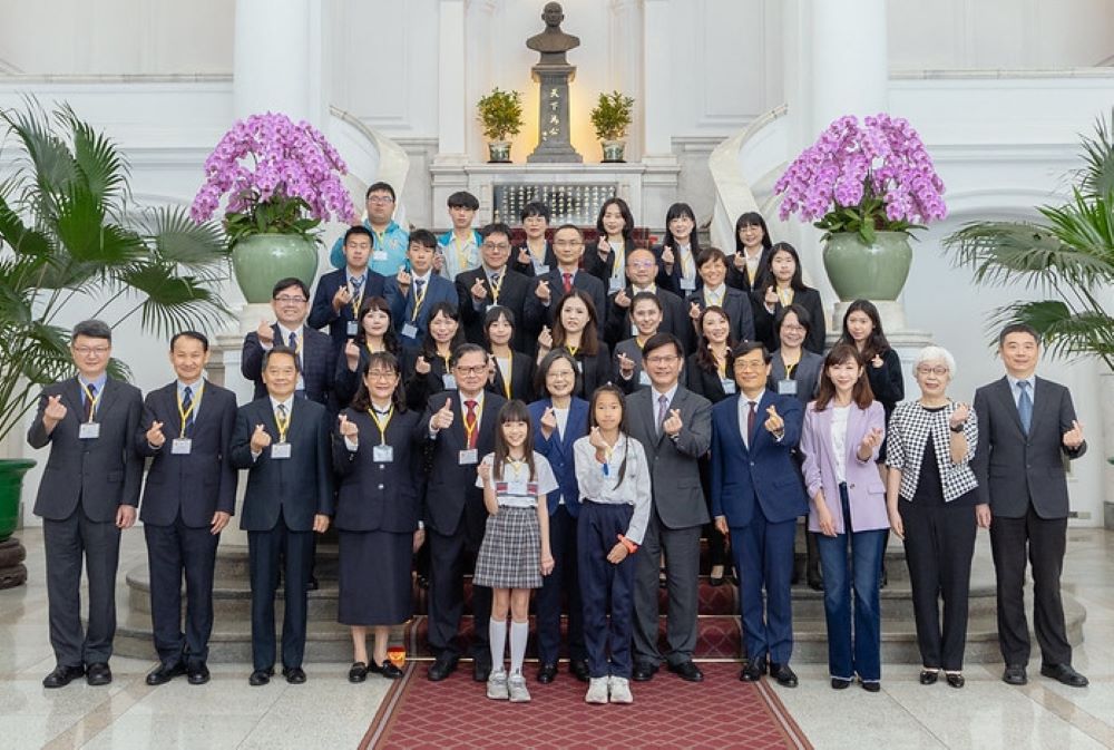 《圖說》第19屆IIP全體獲獎人晉見總統並合影,第三排右三為龍華科大林宗新副教授。(總統府提供)