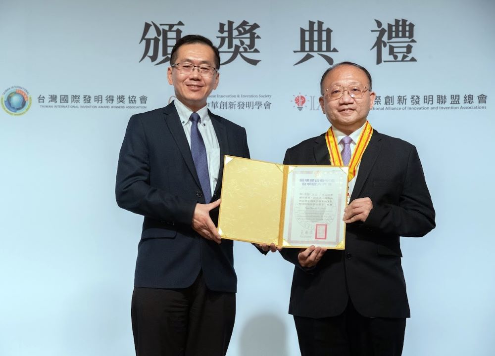 《圖說》龍華科大林宗新副教授獲頒第19屆IIP國際傑出發明家國光獎章。(台灣國際發明得獎協會提供)