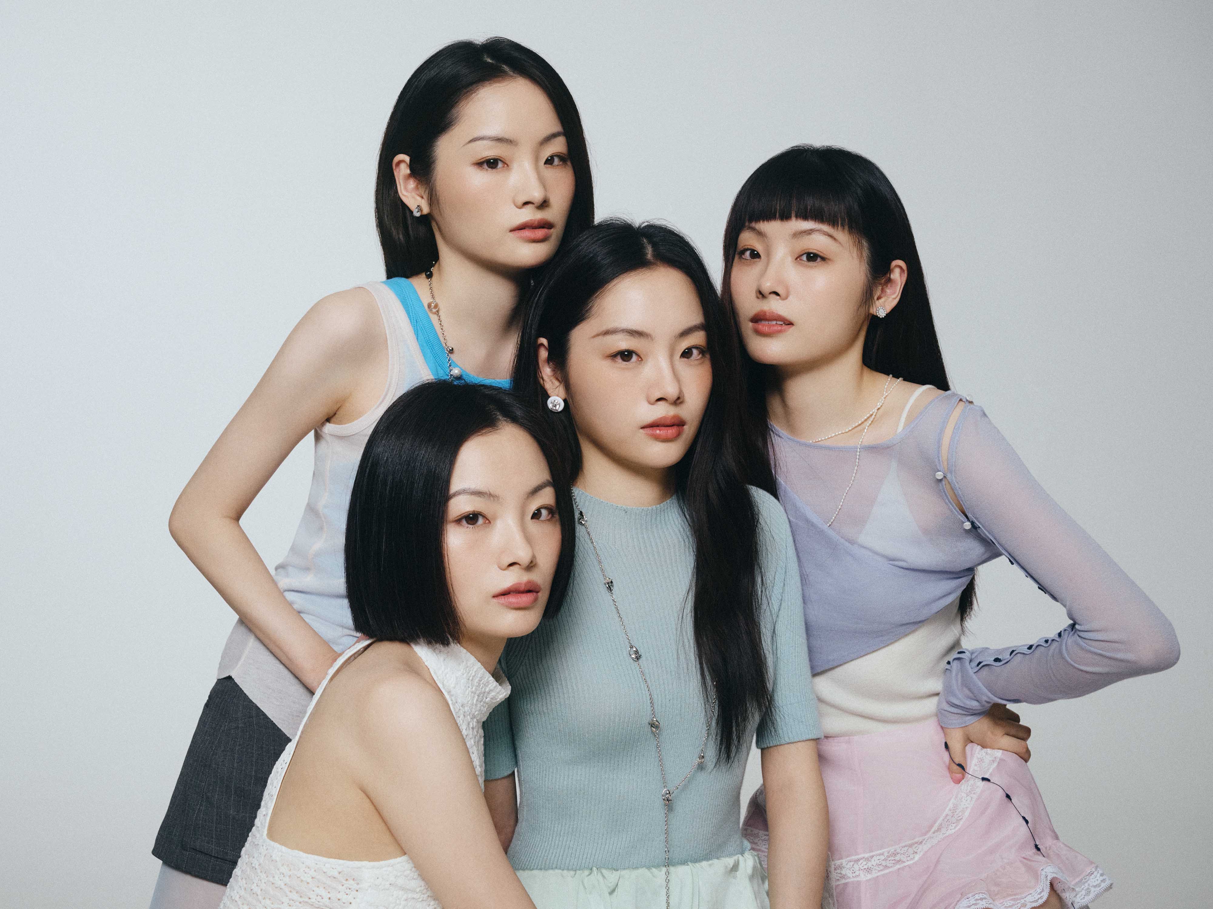 「紅飛林」樂團由4胞胎組成,前一老大朱婉冰,後左起老三朱婉玉,老二朱婉清,老四朱婉潔。圖/紅飛林提供